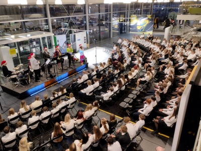 Laagri kooli jõulukontserti City Motorsi Laagri esinduses