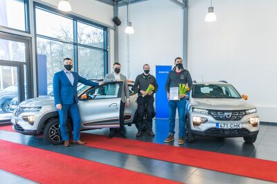 City Motors loovutas Võru Linnavalitsusele kaks täiselektrilist Dacia Springi