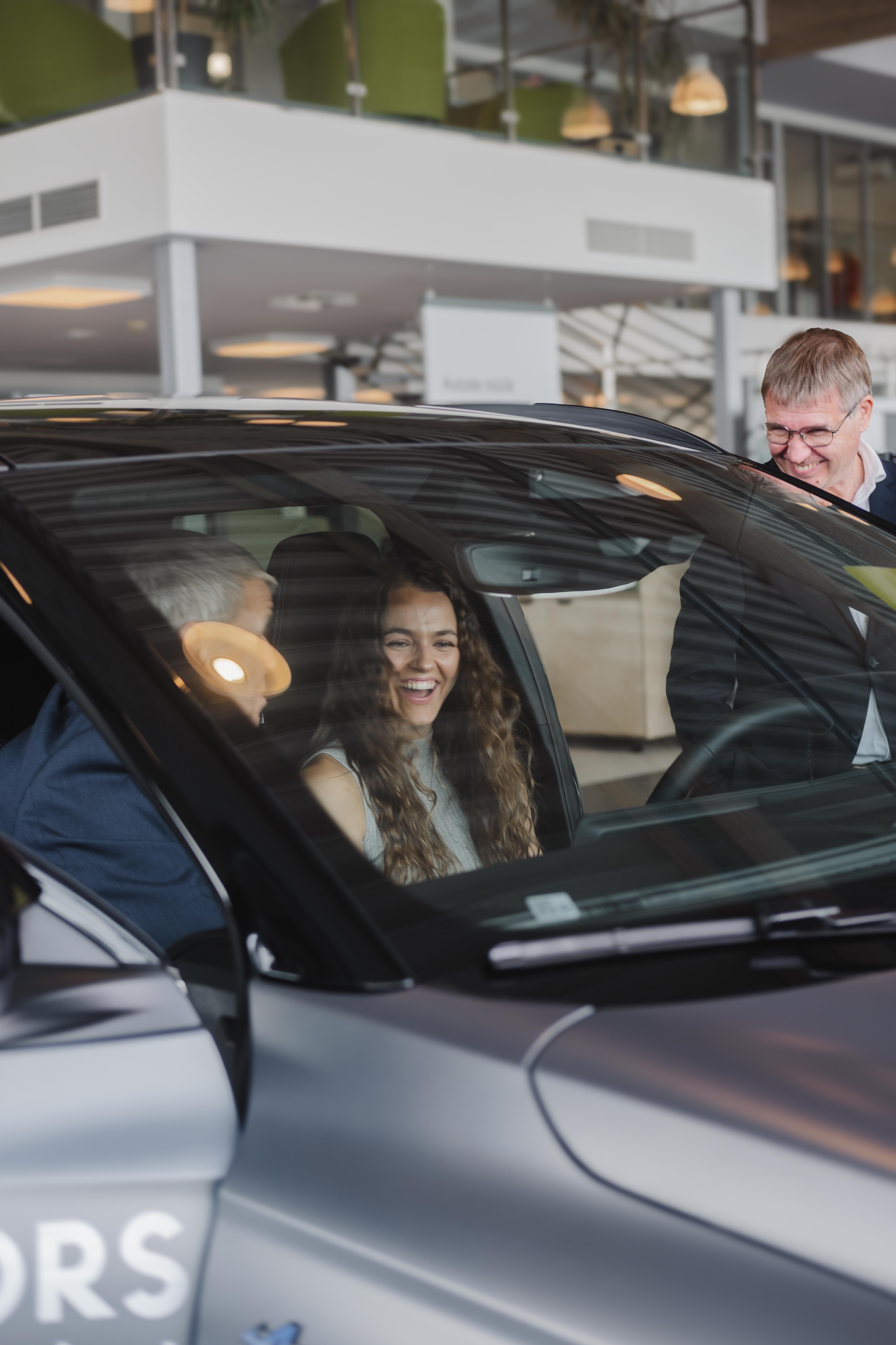 Lishanna Ilves auto üleandmine City Motors Laargi esinduses